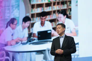 Menteri Pendidikan, Encik Chan Chun Sing, berucap di Seminar Pelan Kerja Sekolah (WPS) 2024. Menurutnya, kebanyakan ibu bapa menghormati batasan semasa berkomunikasi dengan guru anak mereka, namun ada sebilangan kecil yang tidak sehaluan dengan batasan itu.