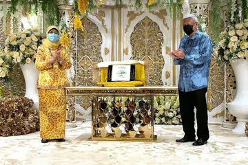 MAJLIS PELANCARAN: Presiden Halimah Yacob bersama Presiden Pertapis, Encik Hussaini Abdullah, melancarkan buku Nurturing Aspirations in Volatile Times bagi memperingati 50 tahun pertubuhan badan itu. - Foto PERTAPIS