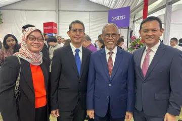 (Dari kiri) Ketua Pegawai Eksekutif Yayasan Mendaki, Cik Zuraidah Abdullah; Pemangku Menteri Bertanggungjawab bagi Ehwal Masyarakat Islam, Profesor Madya Muhammad Faishal Ibrahim; Menteri Pembangunan Sosial dan Keluarga, Encik Masagos Zulkifli Masagos Mohamad; dan Menteri Negara Kanan (Pertahanan merangkap Kemampanan dan Sekitaran), Encik Zaqy Mohamad, yang juga Pengerusi Yayasan Mendaki, di upacara mengangkat sumpah bagi Kabinet baru pada 23 Mei.