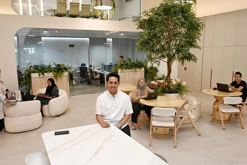Bergambar di pejabatnya di Polaris @ Woodlands, di 101, Woodlands Avenue 12, Encik Surean Sareman, berkongsi mendapatkan pekerja yang baik dan amanah adalah antara cabaran sewaktu memulakan perniagaannya. 