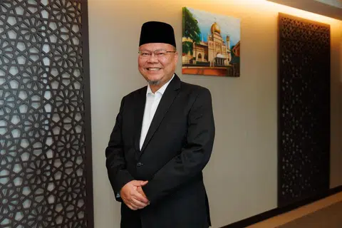 Sewaktu berkhidmat di MAA, Encik Herman Cher Ma’in, turut memperkasa kurikulum bagi memperkukuh penguasaan bahasa Arab dan bahasa Inggeris melalui kerangka yang dilihatnya sebagai “bersifat tempatan dan sejagat”.