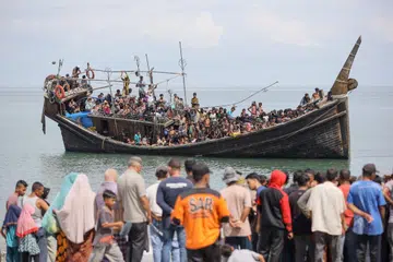 CARI PERLINDUNGAN: Tiga bot yang dipenuhi lebih 500 pelarian Rohingya mendarat di wilayah Aceh pada Ahad. Ia  ketibaan terbesar sejak tentera Myanmar melancarkan tindakan keras tentera ke atas kaum  minoriti itu pada 2017. 