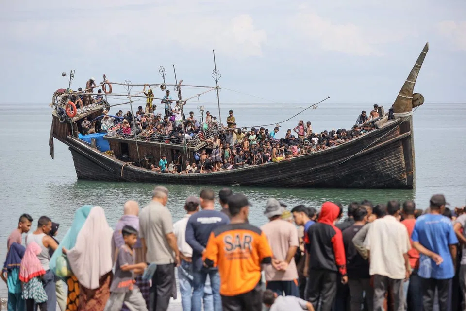 CARI PERLINDUNGAN: Tiga bot yang dipenuhi lebih 500 pelarian Rohingya mendarat di wilayah Aceh pada Ahad. Ia  ketibaan terbesar sejak tentera Myanmar melancarkan tindakan keras tentera ke atas kaum  minoriti itu pada 2017. 