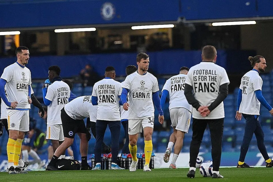 LAKUKAN BANTAHAN: Pemain Brighton memakai kemeja-T yang membantah penubuhan ESL di Stamford Bridge. - Foto AFP