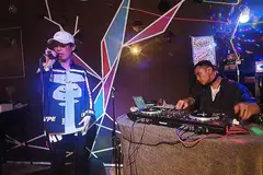 LANCAR LAGU TERKINI: 'Rapper' setempat Wayne Lee Rocka atau nama Islamnya Danial Lee, mahu menyentuh dan mencetus inspirasi dalam belia setempat menerusi lagu 'rap' berlandaskan pemikiran positif. Baru-baru ini, beliau melancarkan lagu 'Comfortable' berkenaan persahabatan dalam majlis di Outram Park. - Foto BM oleh NURUL AIN RAZALI
