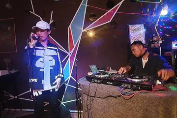 LANCAR LAGU TERKINI: 'Rapper' setempat Wayne Lee Rocka atau nama Islamnya Danial Lee, mahu menyentuh dan mencetus inspirasi dalam belia setempat menerusi lagu 'rap' berlandaskan pemikiran positif. Baru-baru ini, beliau melancarkan lagu 'Comfortable' berkenaan persahabatan dalam majlis di Outram Park. - Foto BM oleh NURUL AIN RAZALI