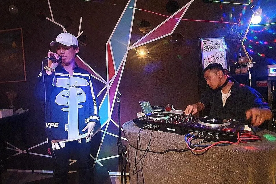 LANCAR LAGU TERKINI: 'Rapper' setempat Wayne Lee Rocka atau nama Islamnya Danial Lee, mahu menyentuh dan mencetus inspirasi dalam belia setempat menerusi lagu 'rap' berlandaskan pemikiran positif. Baru-baru ini, beliau melancarkan lagu 'Comfortable' berkenaan persahabatan dalam majlis di Outram Park. - Foto BM oleh NURUL AIN RAZALI