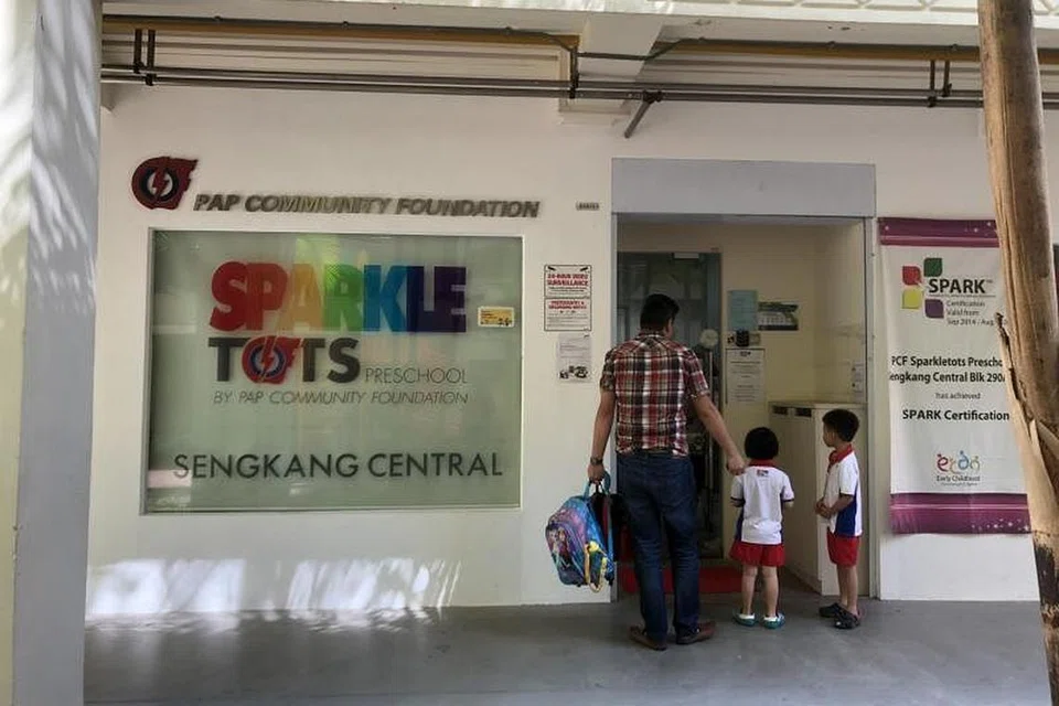 Ibu bapa yang menemani anak yang baru mendaftar itu harus divaksinasi atau telah menjalani ujian pantas antigen (ART) sebelum masuk.