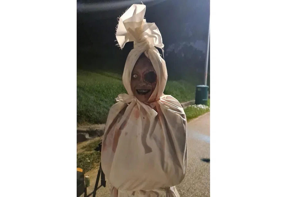 HANTU MELAYU: Sebagai penggemar semua perkara yang menakutkan, Cik Athirah sering mendapat inspirasi solekannya daripada 'hantu Melayu' seperti pocong. - Foto ihsan ATHIRAH KHAIRWAN 