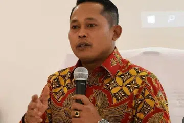 Encik Yulius Setiarto disiasat berhubung video TikTok apabila beliau menuduh anggota polis berpihak kepada calon yang disokong oleh mantan  Presiden Joko ‘Jokowi’ Widodo dalam pilihan raya wilayah.