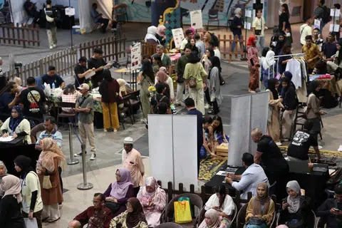 SAMBUTAN MENGGALAKKAN: Orang ramai mengunjungi reruai yang disediakan di acara Rentak Budaya 2023 di Wisma Geylang Serai. Para pengunjung mempelajari tentang adat dan budaya Melayu seperti permainan dan pakaian tradisi, jamuan serta seni Melayu. 