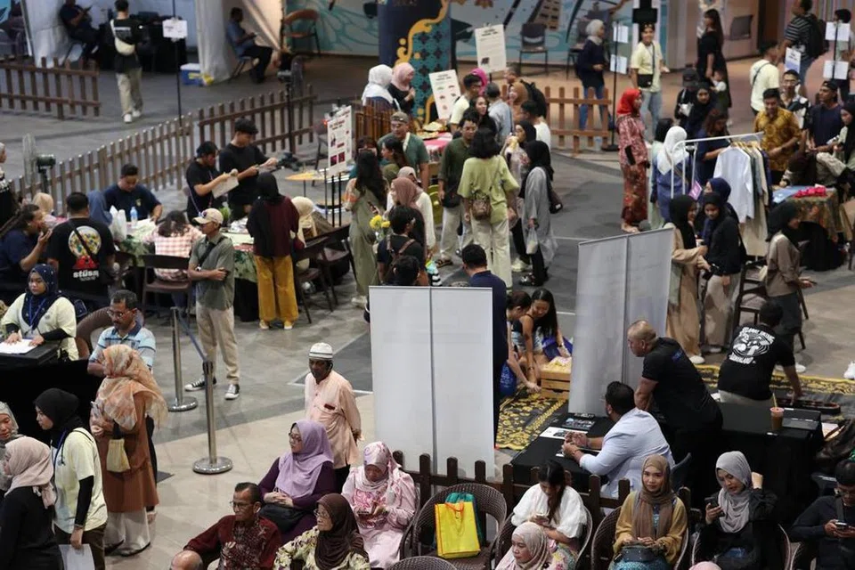 SAMBUTAN MENGGALAKKAN: Orang ramai mengunjungi reruai yang disediakan di acara Rentak Budaya 2023 di Wisma Geylang Serai. Para pengunjung mempelajari tentang adat dan budaya Melayu seperti permainan dan pakaian tradisi, jamuan serta seni Melayu. 