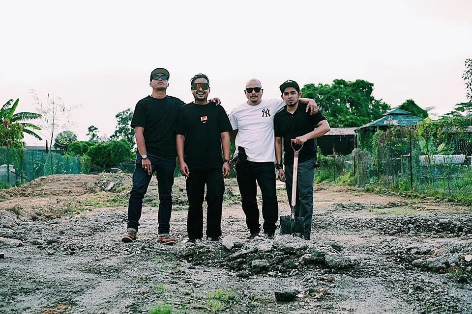 SAMA MINAT: Empat rakan kongsi Mud Krank yang terdiri daripada (dari kiri) Encik Muhammad Shirwan, Encik Rahim Musa, Encik Mohammad Shahary Ahmad dan Encik Mohamed Rafie Mohsin. Gambar di ambil di lapangan Mud Krank sebelum diubah menjadi litar memandu ATV.