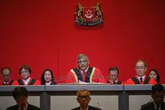 PERMULAAN TAHUN PERUNDANGAN: Encik Menon (tengah) semasa memberi ucapan di upacara sempena permulaan tahun perundangan dii auditorium Mahkamah Agung, semalam. - Foto BH oleh MARK CHEONG