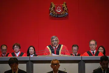 PERMULAAN TAHUN PERUNDANGAN: Encik Menon (tengah) semasa memberi ucapan di upacara sempena permulaan tahun perundangan dii auditorium Mahkamah Agung, semalam. - Foto BH oleh MARK CHEONG