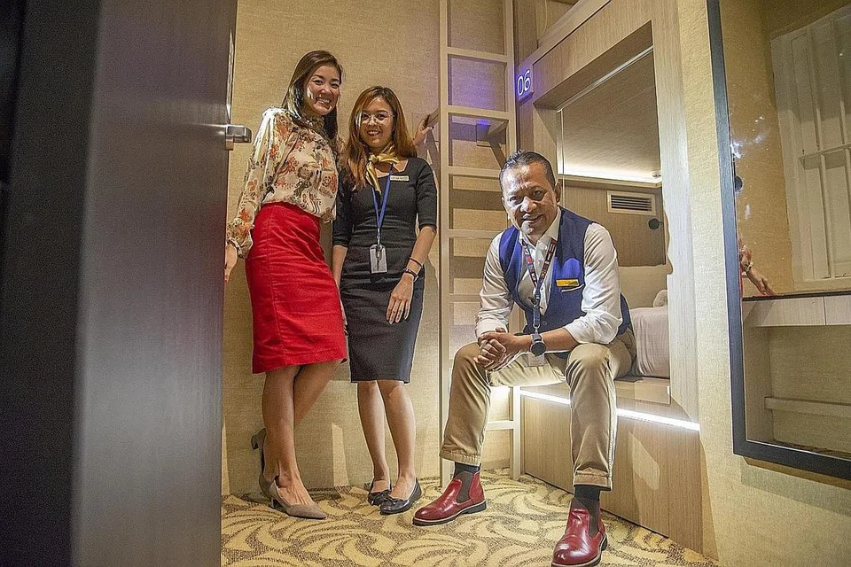 TEKNOLOGI DENGAN SENTUHAN PERIBADI: (Dari kiri) Ketua Pegawai Operasi (COO) dan pengasas bersama Cube Boutique Capsule Hotel@Kampong Glam, Cik Sonia Anya Tay, penolong pengurus Cik Cheryl Chong dan pengurus pengalaman tetamu, Encik Sadi Sariman, menekankan khidmat bernilai tambah persis di hotel lima bintang yang memastikan pengembara selesa dengan pengenalan kemudahan teknologi daftar masuk dan daftar keluar sendiri mulai Ogos ini. - Foto BM oleh HARITH MUSTAFFA