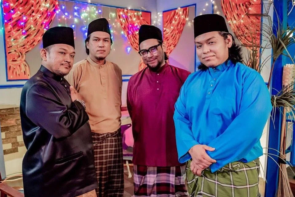 KUMPULAN 2D: Kumpulan ikonik ini tampil dengan lagu Lebaran bernadikan irama dikir barat, Di Pinggiran Aidilfitri. 