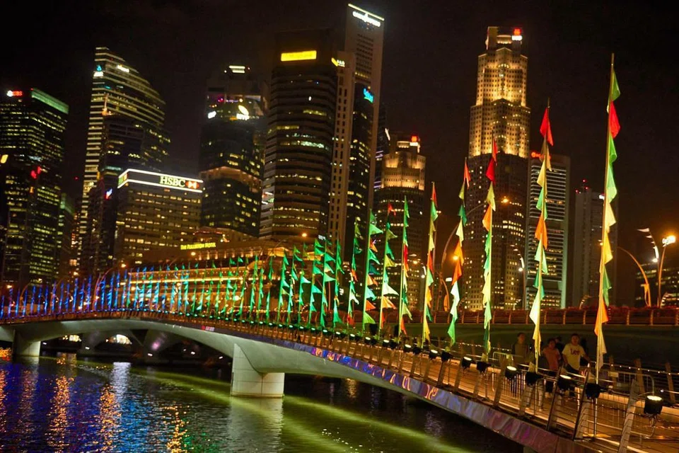 RATUSAN BENDERA DITERANGI LAMPU: Ciptaan seniman Perancis, Encik Sebastien Lefevre, yang diberi nama 'Oriflammes' di Jambatan Jubilee (gambar atas). - Foto VINCENT NG 