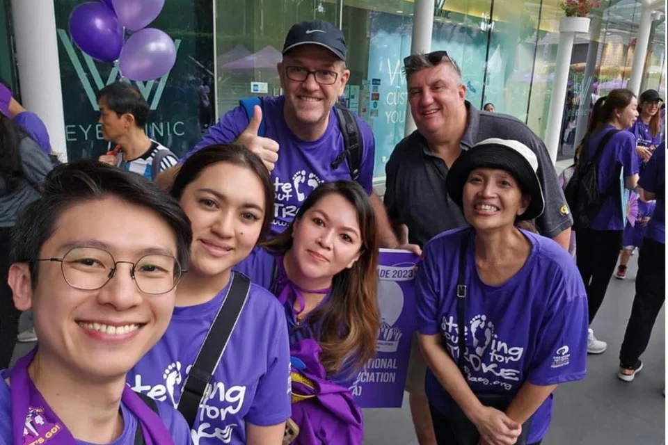 Cik Ann Kennedy (depan, tiga dari kiri) kini merupakan anggota  Jawatankuasa Eksekutif Persatuan Angin Ahmar Nasional Singapura (SNSA), menjadi ahli seumur hidup dan begitu aktif terlibat dalam kerja-kerja sukarelawan anjuran persatuan tersebut.