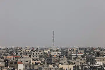 HUBUNGAN TERPUTUS: Antena pada menara komunikasi perhubungan di Rafah, selatan Gaza, yang menyediakan pancaran khidmat telefon dan Internet terjejas dengan gangguan selama 34 jam dan menimbulkan rasa panik dalam kalangan penduduk pada Ahad.