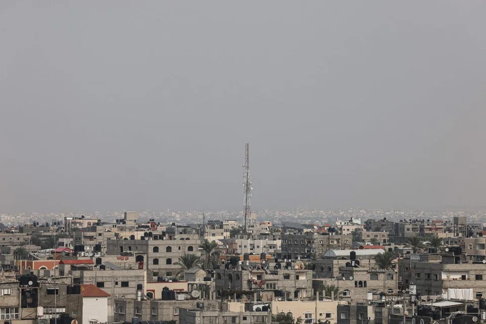 HUBUNGAN TERPUTUS: Antena pada menara komunikasi perhubungan di Rafah, selatan Gaza, yang menyediakan pancaran khidmat telefon dan Internet terjejas dengan gangguan selama 34 jam dan menimbulkan rasa panik dalam kalangan penduduk pada Ahad.