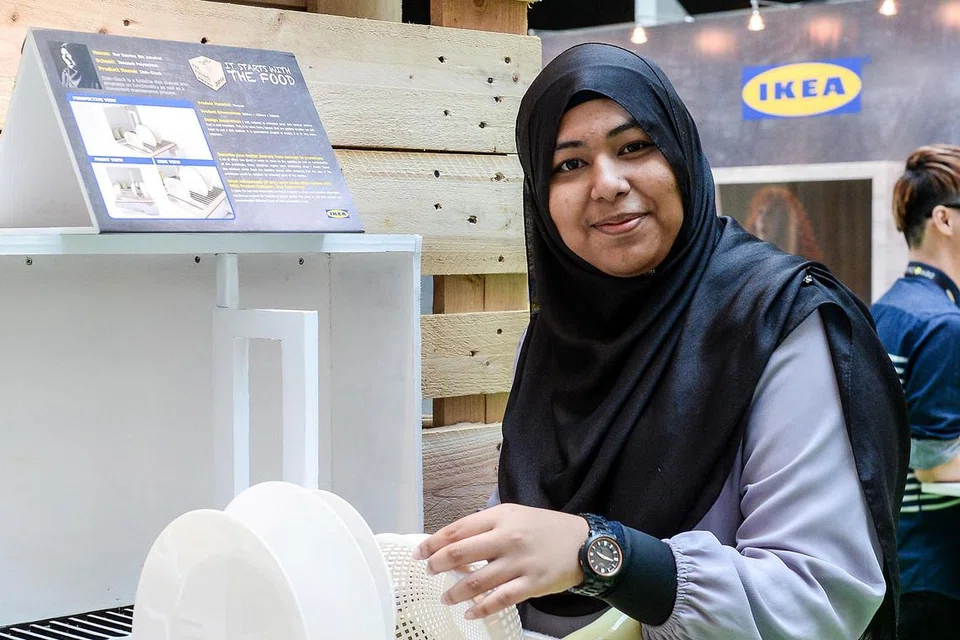 RAK PINGGAN UNIK: Sesuai bagi rumah kecil, rak ciptaan Cik Sabrina ini boleh dilipat. Air yang menitis akan terkumpul pada dulang di bawah. - Foto IKEA SINGAPORE 