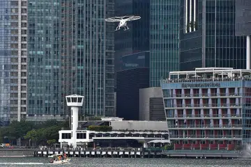 LAKUKAN UJIAN: Teksi terbang pandu sendiri dalam bentuk dron berkipas mencecah angkasa Singapura buat kali pertama awal minggu ini apabila firma asal Jerman, Volocopter, mengadakan penerbangan ujian di Marina Bay. - Foto BH oleh LIM YAOHUI