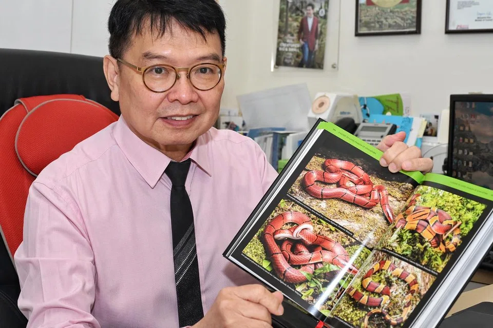 Buku itu mengandungi foto dan maklumat tentang 75 spesies ular yang wujud di Singapura, dan lebih 100 jenis ular yang terdapat di negara berhampiran.