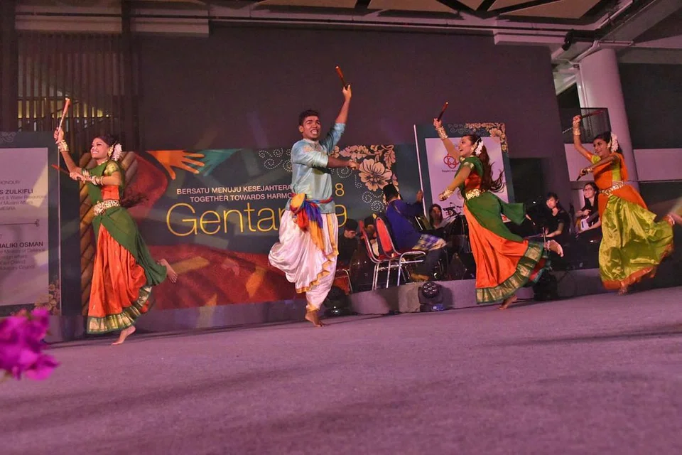 PERSEMBAHAN MUZIKAL: Tarian India (atas) turut menyerikan Gentarasa 2018 yang memaparkan 140 aktivis seni berbilang bangsa dalam persembahan muzikal. Atas penonton turut disajikan persembahan pencak silat - Foto PERSATUAN RAKYAT
