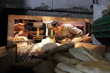 Sebuah kedai roti di Bandar Gaza dibuka semula selepas ditutup beberapa bulan dek kekurangan gandum dan tiada bekalan elektrik.