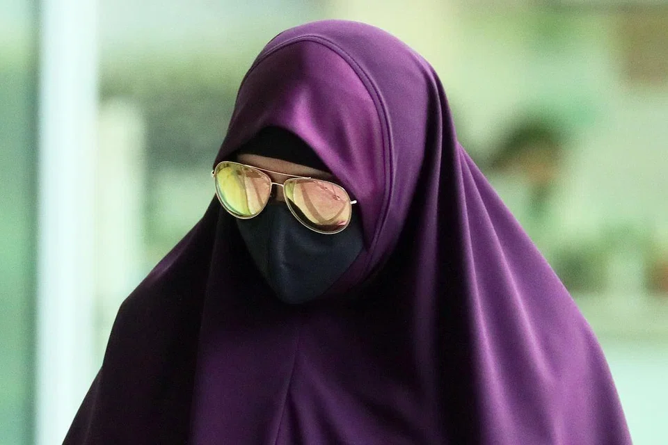 BUTA SELAMANYA: Cik Sugiyem, yang menjadi buta akibat didera majikan Singapuranya, Ummi Kalsum Ali (gambar atas), kini berpaut pada dinding di sekeliling rumahnya di Indonesia untuk menentukan di mana barangan diletak. - Foto ihsan SUGIYEM SAMAD RADIMAH