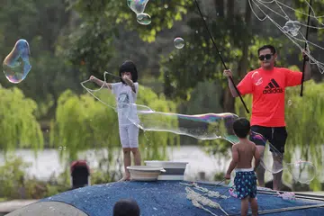 JADI SURI TELADAN: Ibu bapa menjadi suri teladan kepada anak-anak mereka. Tanpa disedari, anak-anak sedang memerhatikan setiap gerak-geri ibu bapa kerana mereka perlukan suri teladan dalam kehidupan mereka. 