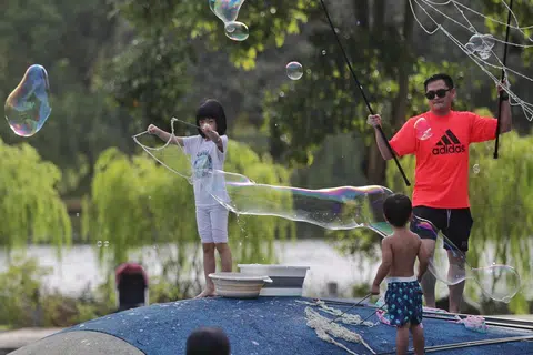 JADI SURI TELADAN: Ibu bapa menjadi suri teladan kepada anak-anak mereka. Tanpa disedari, anak-anak sedang memerhatikan setiap gerak-geri ibu bapa kerana mereka perlukan suri teladan dalam kehidupan mereka. 