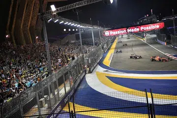 MASIH MENJADI TANYA TANYA: Pemandu F1 Ferrari Charles Leclerc mendahului pemandu lain di GP Singapura pada 22 September 2019. Penganjur perlumbaan itu di Singapura sedang membuat persiapan mengadakan perlumbaan meskipun perlumbaan di sini belum ditentukan akibat Covid-19. - Foto fail