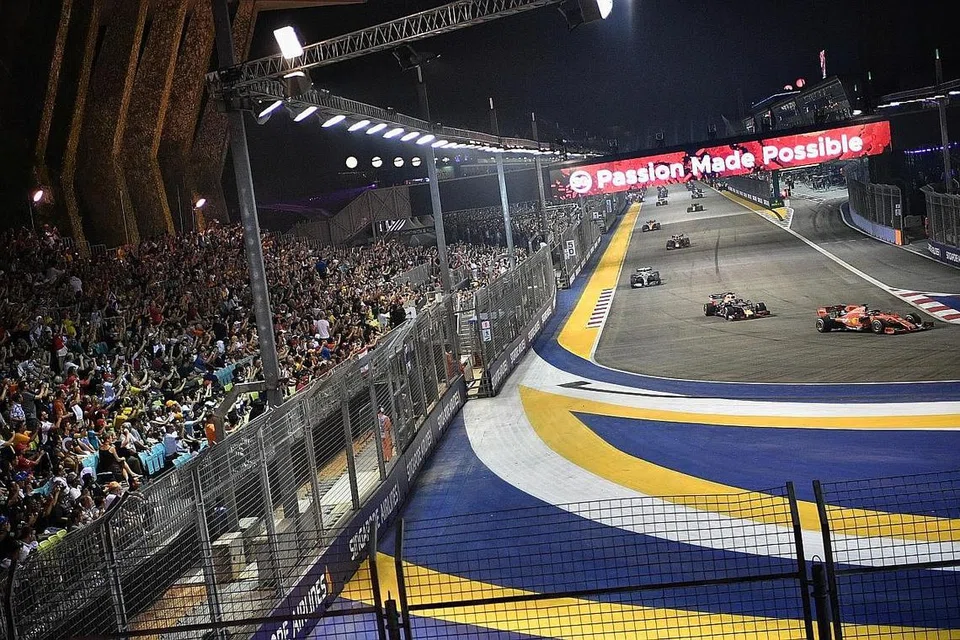 JEREBU BUKAN PENGHALANG: Jumlah penonton yang hadir untuk menyaksikan F1 di Singapura tahun ini adalah kedua tertinggi dalam sejarah perlumbaan itu sejak ia bermula di sini 12 tahun lalu. - Foto BH oleh ARIFFIN JAMAR 
