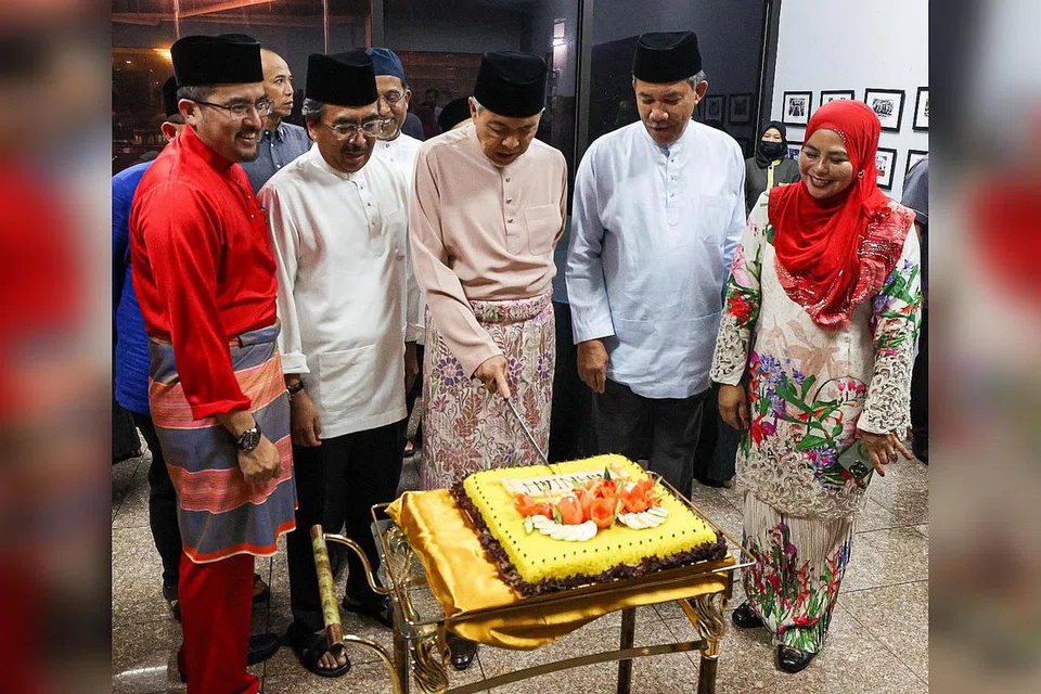 RAIKAN PARTI: Presiden Umno, Datuk Seri Dr Ahmad Zahid Hamidi (tengah), memotong pulut kuning selepas majlis bacaan Yasin, tahlil dan doa selamat sempena sambutan ulang tahun Umno Ke-77 di Pusat Dagangan Dunia Kuala Lumpur pada Khamis malam. Turut hadir ialah Timbalan Presiden Umno, Datuk Seri Mohamad Hasan (dua dari kanan). - Foto BERNAMA