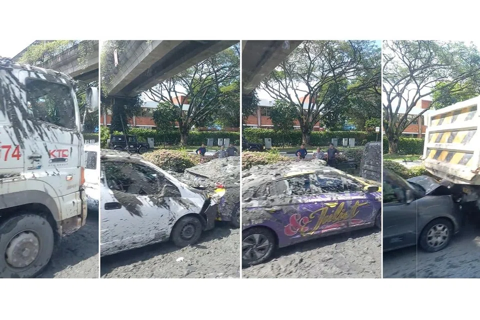 DILIPUTI PASIR: Lima kenderaan terjejas dalam kemalangan yang berlaku di AYU pada pagi Khamis.