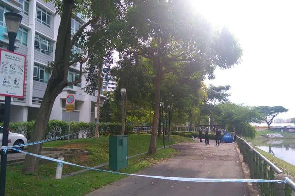 Pegawai polis dan sebuah khemah biru dilihat dekat Sungai Kallang, tempat mayat seorang wanita berusia 60 tahun itu ditemui. 