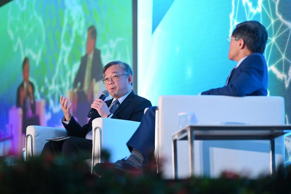 SERTAI DIALOG: Semasa sesi dialog, Menteri Perdagangan dan Perusahaan, Encik Gan Kim Yong (kiri), antara lain turut menyentuh topik yang merangkumi perkembangan serta trend ekonomi Asean.