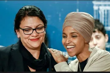 Cik Rashida Tlaib (kiri) dan Cik Ilhan Omar dipilih semula ke Dewan Perwakilan Rakyat Amerika Syarikat dalam pilihan raya pada 5 November. 