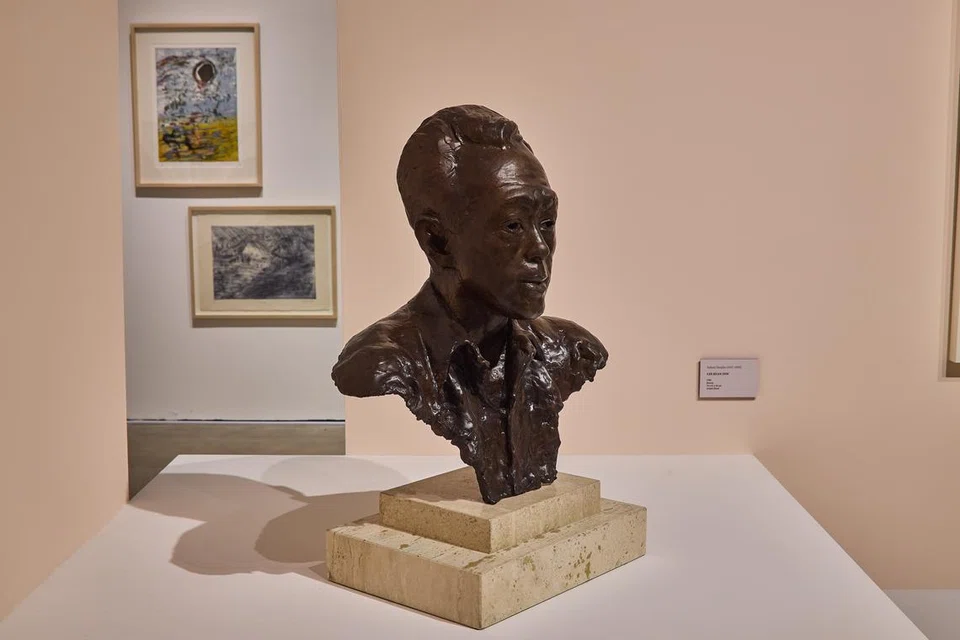 Antara karya unik termasuk arca gangsa mendiang Perdana Menteri Pengasas, Encik Lee Kuan Yew, yang direka seniman asal Britain, Sydney Harpley, pada 1982.