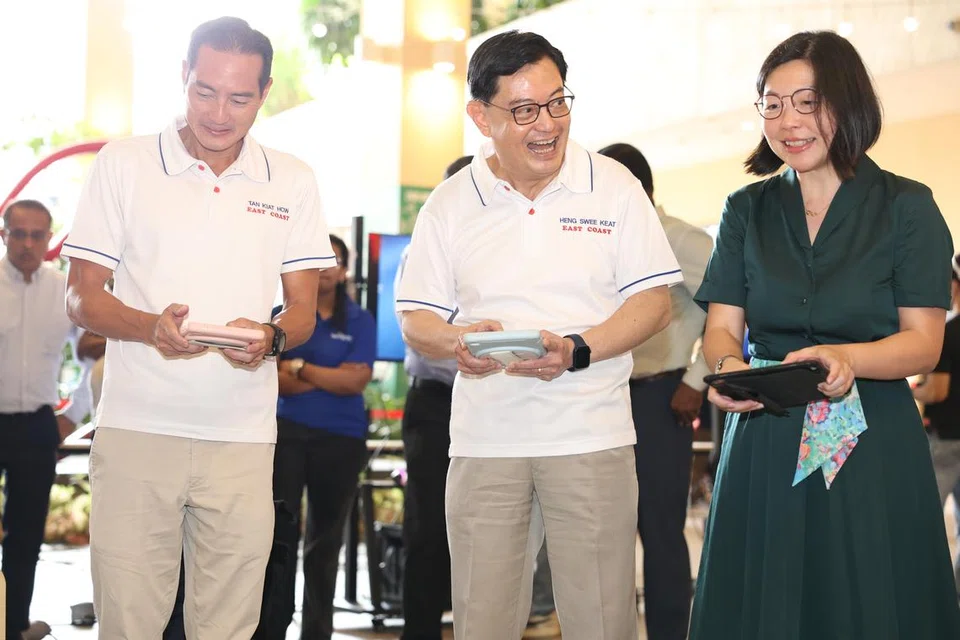 (Dari kiri) Menteri Negara Kanan (Penerangan dan Pembangunan Digital merangkap Pembangunan Negara), Encik Tan Kiat How; Timbalan Perdana Menteri, Encik Heng Swee Keat; dan penasihat akar umbi kepada Pertubuhan Akar Umbi GRC East Coast, Cik Cheryl Chan semasa acara pelancaran Duta Digital East Coast di Heartbeat@Bedok pada 2 November.