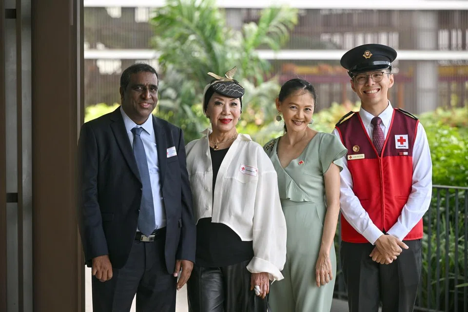 (Dari kiri) Encik Satyanarayana Mylavarapu, Cik Genevieve Peggy Jeffs, Cik Han Bi Guang dan Encik Goh Jia Yong yang merupakan antara individu dan pertubuhan yang diberi penghargaan dalam satu majlis anugerah Palang Merah Singapura (SRC) pada 2 September.