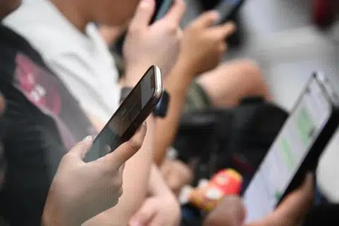 Pemohon visa pelajar akan diminta mendedahkan profil media sosial mereka kepada umum, kata seorang pegawai kanan Jabatan Negara Amerika Syarikat. 