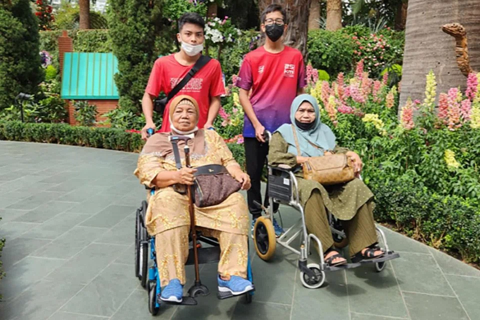 PANDANGLAH WARGA SENJA DENGAN PANDANGAN RAHMAH: Ajaklah warga tua kita bersama-sama melakukan aktiviti sosial yang dapat mengisi kelapangan hidup mereka, seperti yang dilakukan Masjid Hasanah ketika membawa warga emas, termasuk yang berkerusi roda, melawat ke Gardens By the Bay pada Disember 2022. - Foto MASJID HASANAH