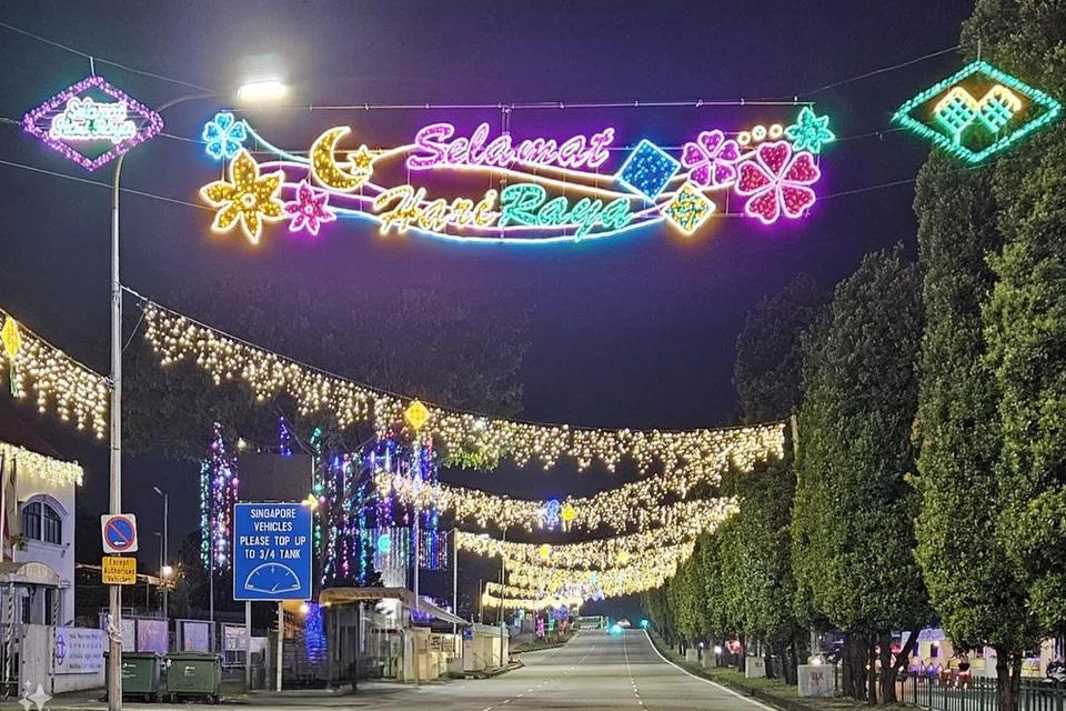 Penyalaan lampu Hari Raya di Admiralty Road akan berlangsung dari 10 Mac hingga 10 Mei. Ia merupakan usaha kerjasama antara pertubuhan akar umbi (GRO) Marsiling, Masjid An-Nur dengan Persatuan Peniaga dan Penjaja Marsiling (18 hingga 21).