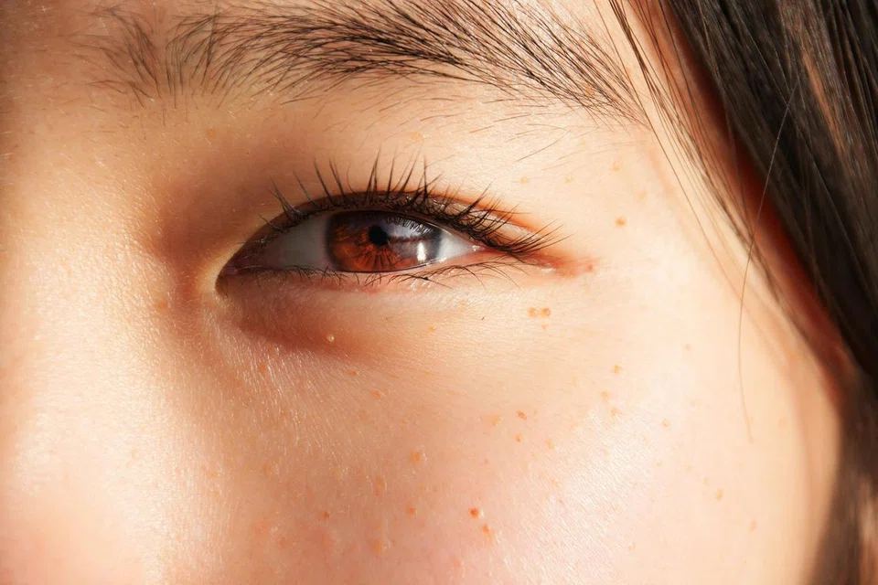 PENJAGAAN KAWASAN KULIT MATA: Krim mata mengandungi bahan berlainan dan dianggap sebagai “pelembap elegan”, menurut beberapa pakar dermatologi, dengan rumusan yang kurang merengsakan kulit.