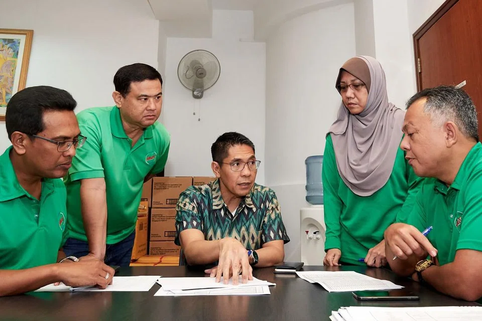 BINCANG KEGIATAN: Penasihat pertubuhan akar umbi GRC East Coast, Dr Mohamad Maliki Osman (tengah), berbincang bersama tenaga penggerak MAEC Siglap, (dari kiri) Encik Yacob Hussain (Pengerusi MAEC), Encik Mohd Jeffrey Low (Penolong Setiausaha), Cik Juliana Adam (Setiausaha) dan Encik Najib Ahmad (Timbalan Pengerusi). - Foto BH oleh LIN ZHAOWEI