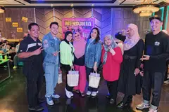 Peminat Mendua yang menggelar diri mereka ‘Mendua Mendunia’ memperkukuh ukhuwah dengan mengadakan acara kenal suai di The Port Karaoke, IOI Mall Puchong, Selangor, Malaysia. Berikut foto kenangan bersama ‘orang( kuat’ Mendua Mendunia dan anggota Mendua (dari kiri) Encik Mohd Khairil Izham Mahizan, Hendra Purnanto (Pungky), Diana Puspitasari, Cik Julia Inne Azrina Mohammad, Marisha Friska Halauwet (Sasha), Cik Noor Sherliza Ibrahim, Cik Tasneem Abdul Rashid dan pengurus Mendua, Aszuad.