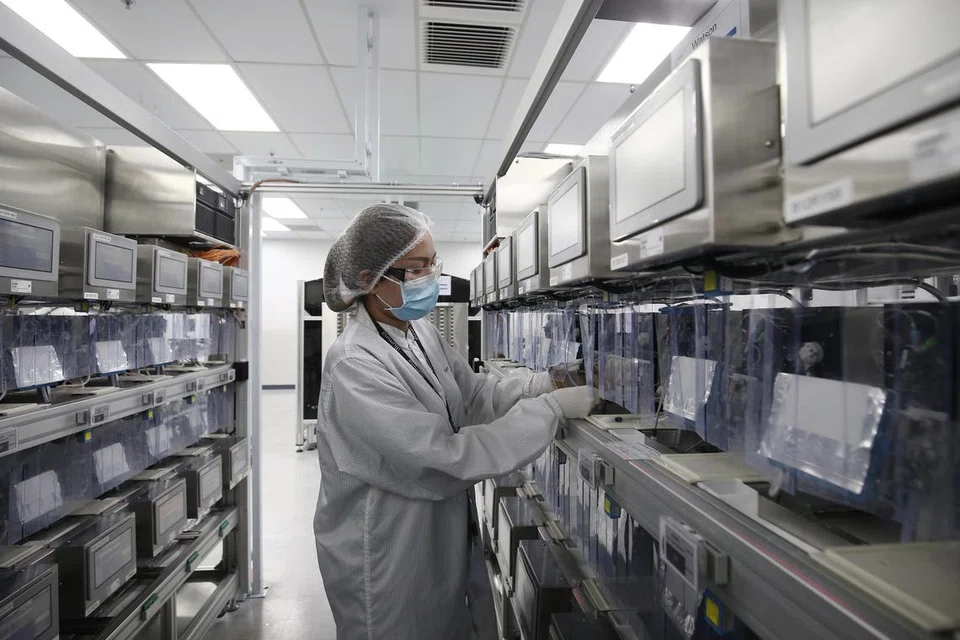 PROSPEK POSITIF: Sektor pembuatan, perkhidmatan berkaitan hospitaliti seperti penginapan dan sektor perkhidmatan makanan dan minuman bakal menikmati prospek perniagaan positif dengan kembara antarabangsa kian kembali normal di samping acara skala besar seperti perlumbaan Formula Satu Singapura.